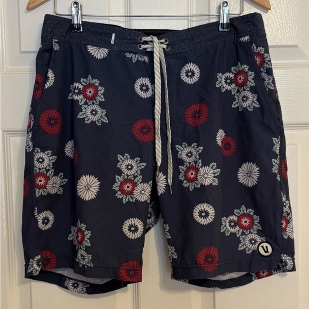 Vuori Men’s 9” Equator Board Shorts Size 32 Floral Print Blue